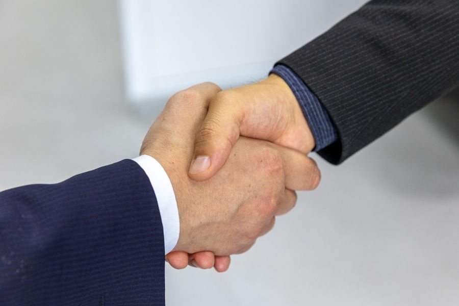 Two businessmen concluding a commercial agreement with a handshake